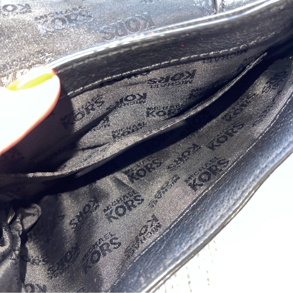 Michael Kors - Black Crossbody - excellent condition gold hardware - Picture 3 of 3
